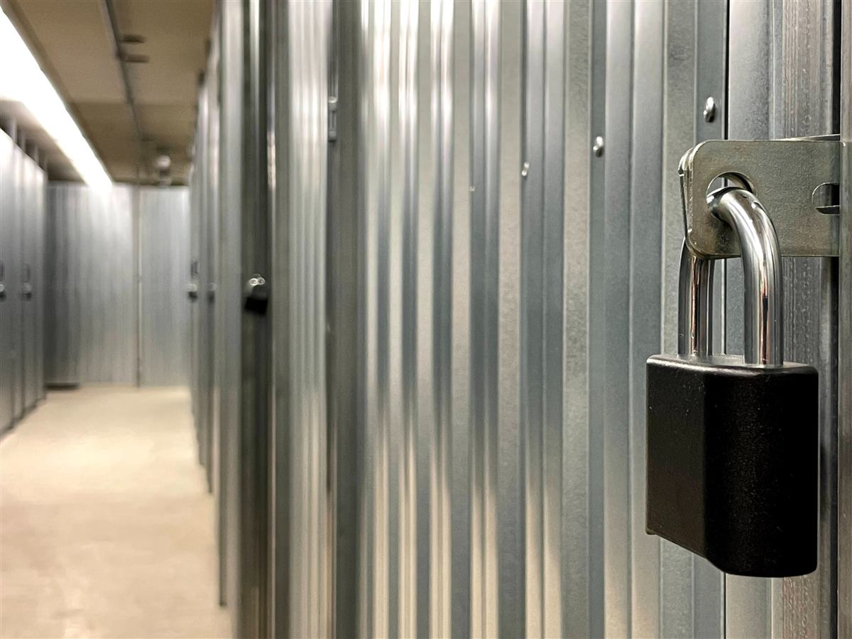 Candado en un trastero en un pasillo de self storage
