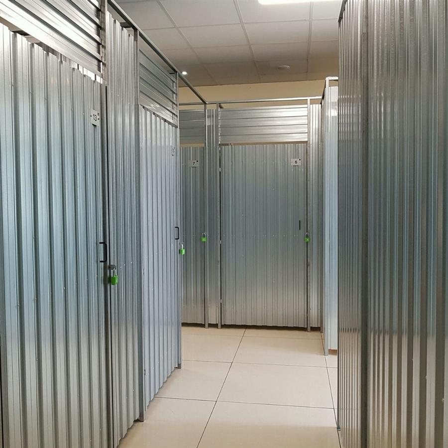 Flur mit nummerierten Lagerabteilen am Standort Ramersdorf-Perlach