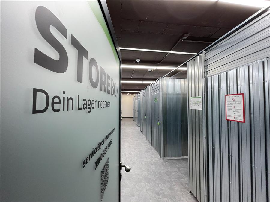 Eingangsbereich und Flur der Lagerabteile am Standort Ramersdorf-Perlach